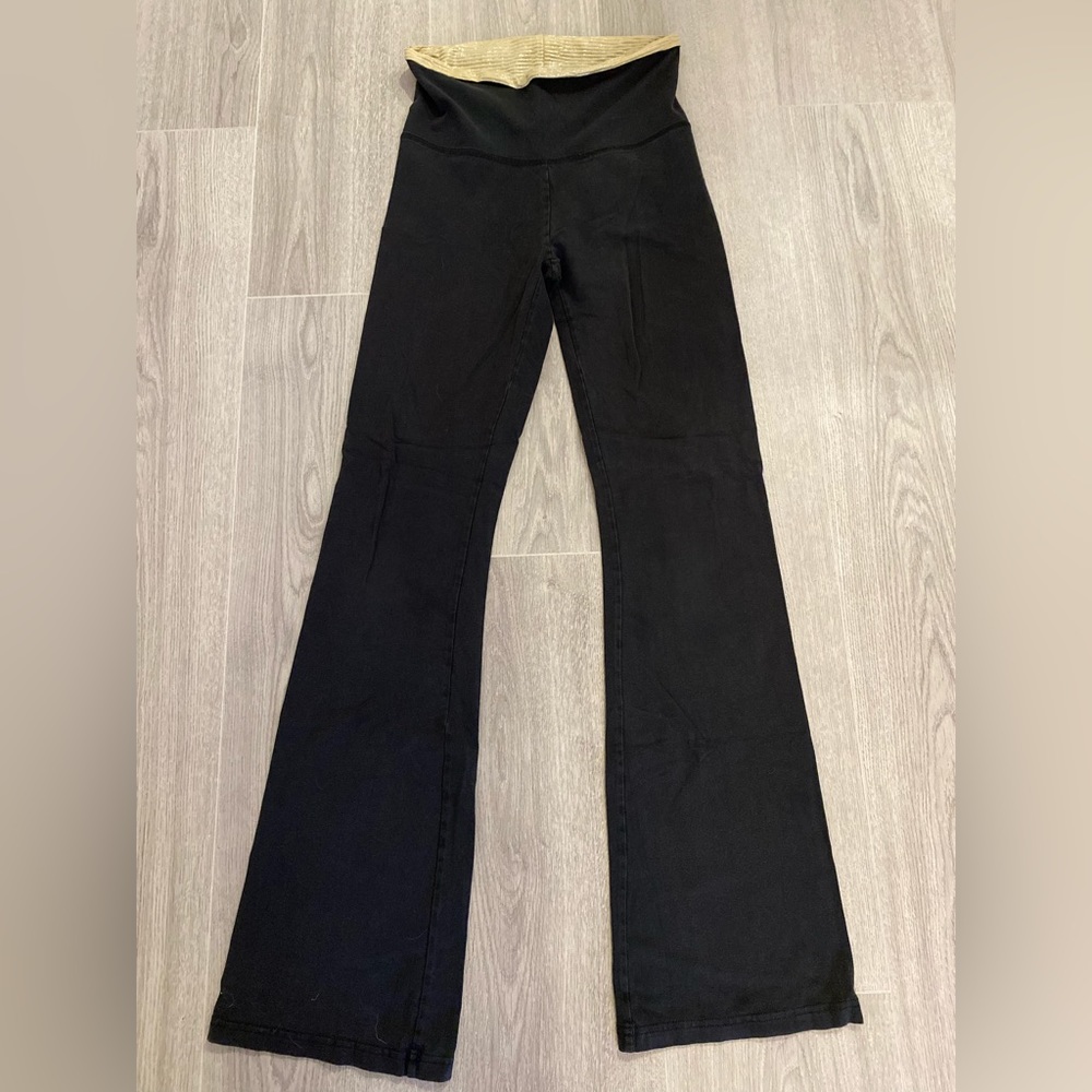 Aerie black with gold rimmed boot cut leggings